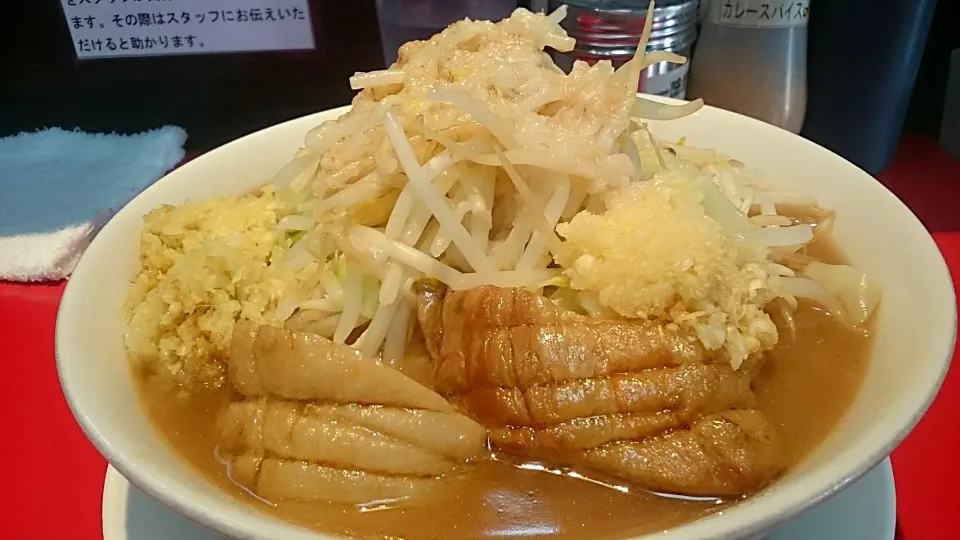 用心棒のラーメン+豚１枚+ショウガマシマシ+ニンニク+脂ちょい  ＠神保町|大脇さん