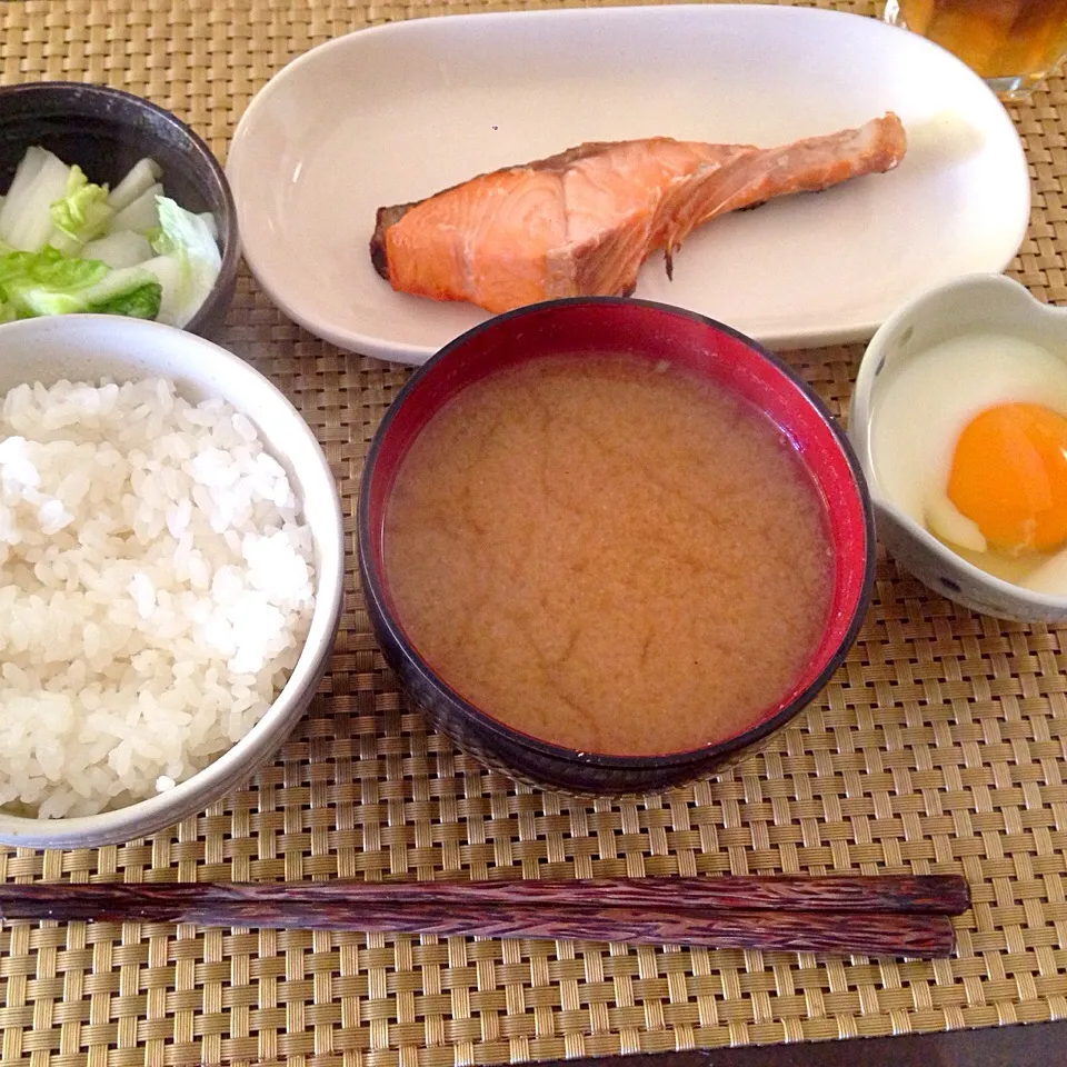 焼鮭、見えないけど💦しじみ汁、白菜浅漬け、たまご|純さん