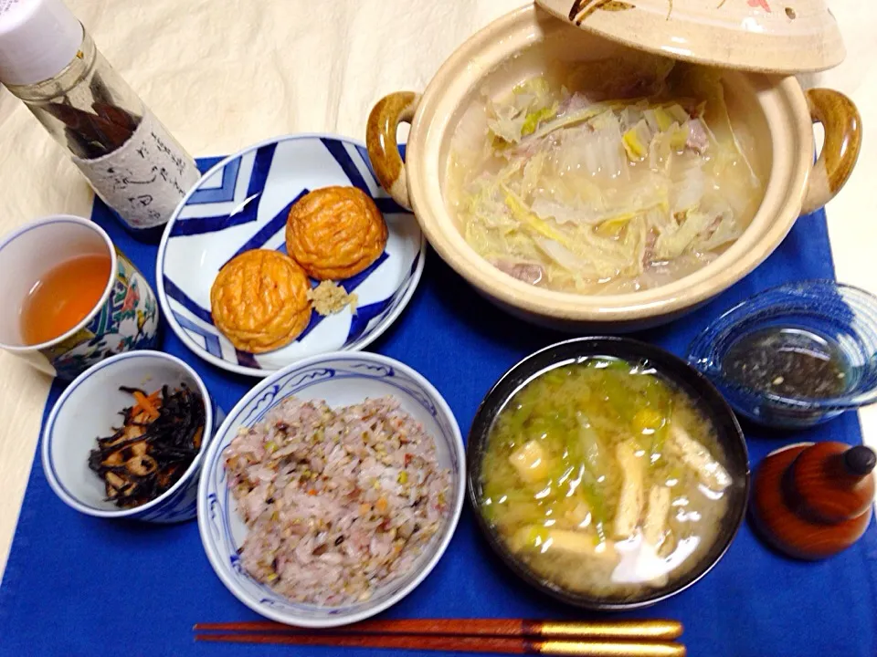 20141221夕食。豚肉と白菜の蒸し煮は鍋キューブの白湯を利用。冷凍にしておいたすだちを絞ってみりんと宗田節醤油を加えて作ったぽん酢で楽しみました。魚河岸揚げは焼いて、おろし生姜を添えて。先日作り置きしたヒジキ。キャベツと油揚げの味噌汁。やずやの十六雑穀入りご飯。|Keiko Moritaさん