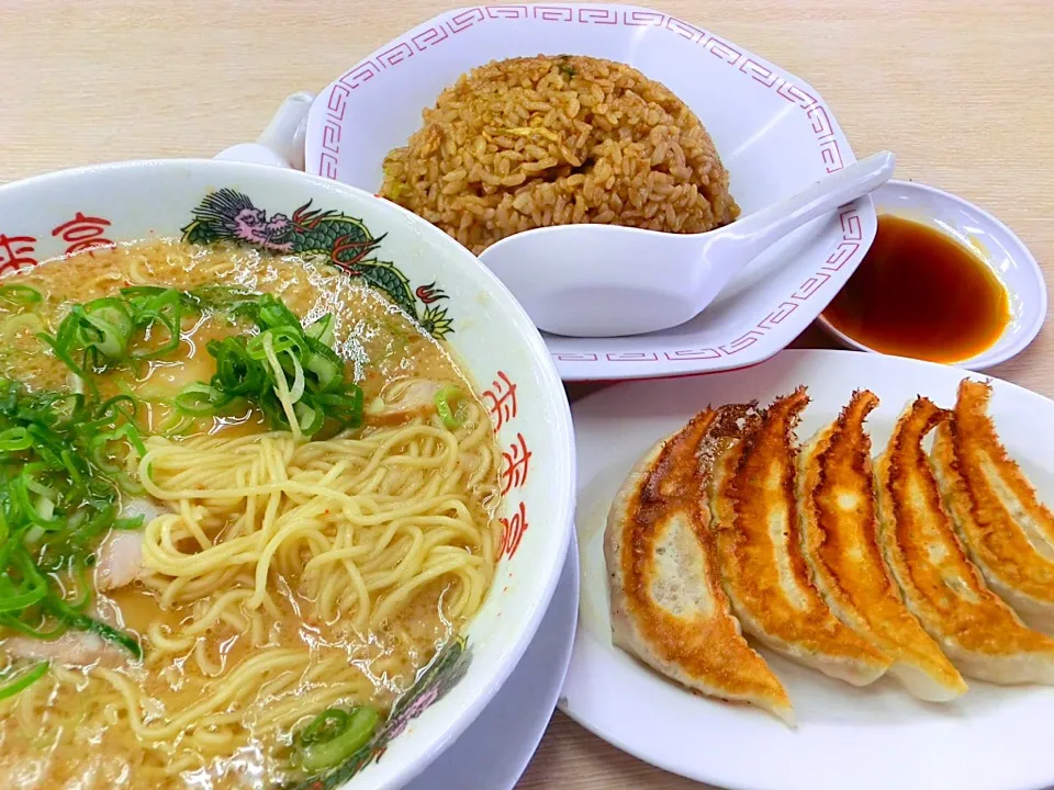 妻と買い物  ランチ ラーメン  餃子定食こってり|Hiroshi  Kimuraさん