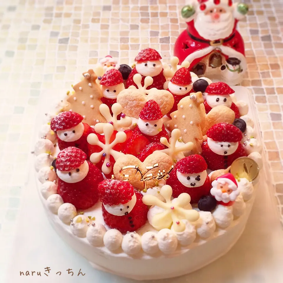 いちごサンタだらけのクリスマスケーキ|naruきっちんさん