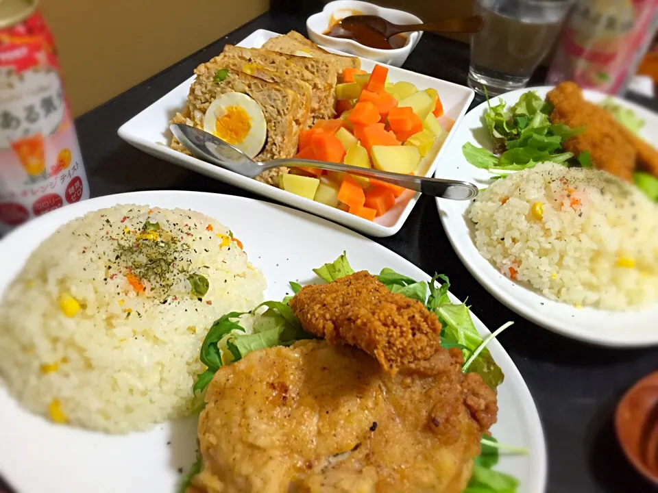 今日の晩ご飯は、バターピラフ、ミートローフ、蒸し野菜、ケンタッキーのチキン。|ゆえさん