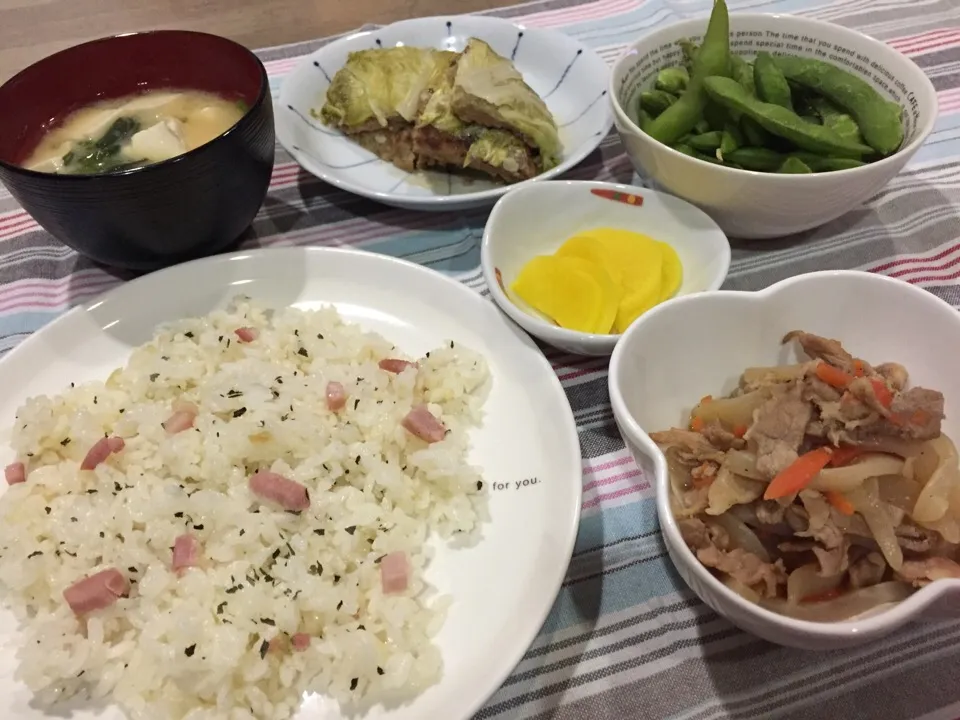 バジルとハムのガーリック炒飯・白菜ひき肉の重ね蒸し・豚肉とコンニャクのキンピラ・沢庵・枝豆・豆腐ほうれん草味噌汁|まーままさん