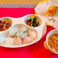 Snapdishの料理写真:クリスマス離乳食:カラフルおむすび,ツリー風ブロッコリーとポテト,リース風豆腐ひじきハンバーグ,トマトスープ,かぼちゃとバナナのなんちゃってブッシュドノエル|まろさん