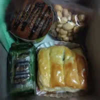 Snack box: Banana Cup Cake, Amandel peanut pastry, Lemper Ayam (Chicken rice roll)|itaさん