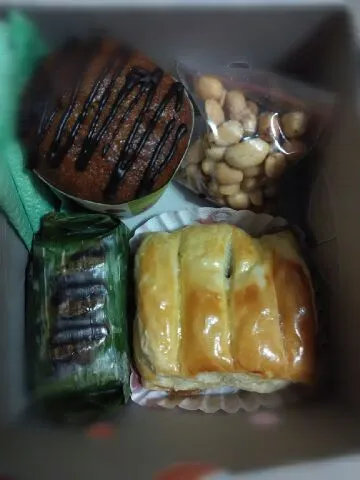 Snack box: Banana Cup Cake, Amandel peanut pastry, Lemper Ayam (Chicken rice roll)|itaさん