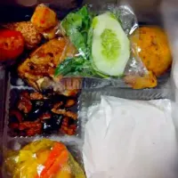 Lunch box: Nasi, ayam grg kremes, telor bumbu acar, orek tempe, sambal merah|itaさん