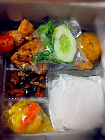 Lunch box: Nasi, ayam grg kremes, telor bumbu acar, orek tempe, sambal merah|itaさん