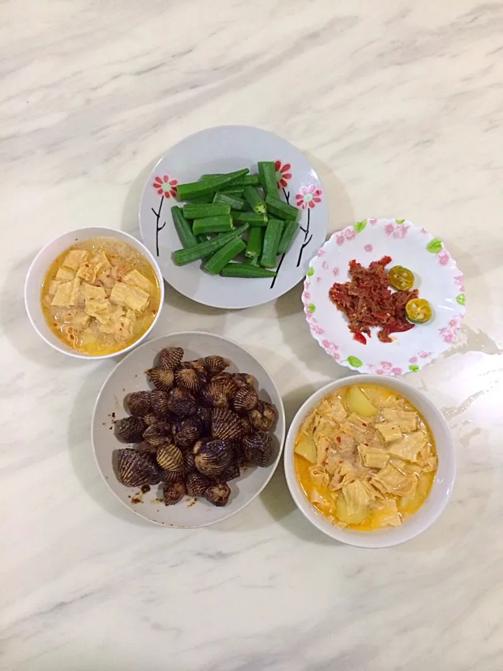 Kerang masak kicap, pucuk masak Lemak and sambal with bendi|Farina Junaidiさん