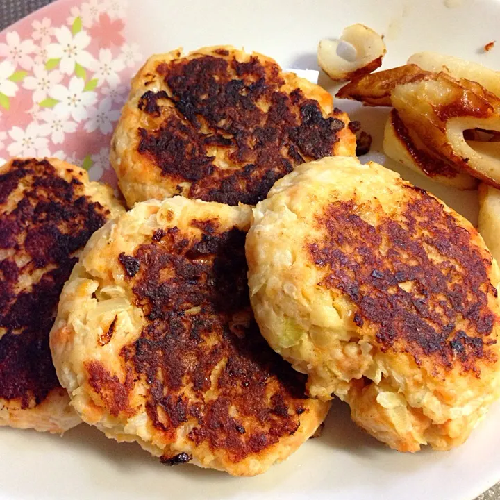 Snapdishの料理写真:サーモンハンバーグ|お家ご飯ていいね♡さん