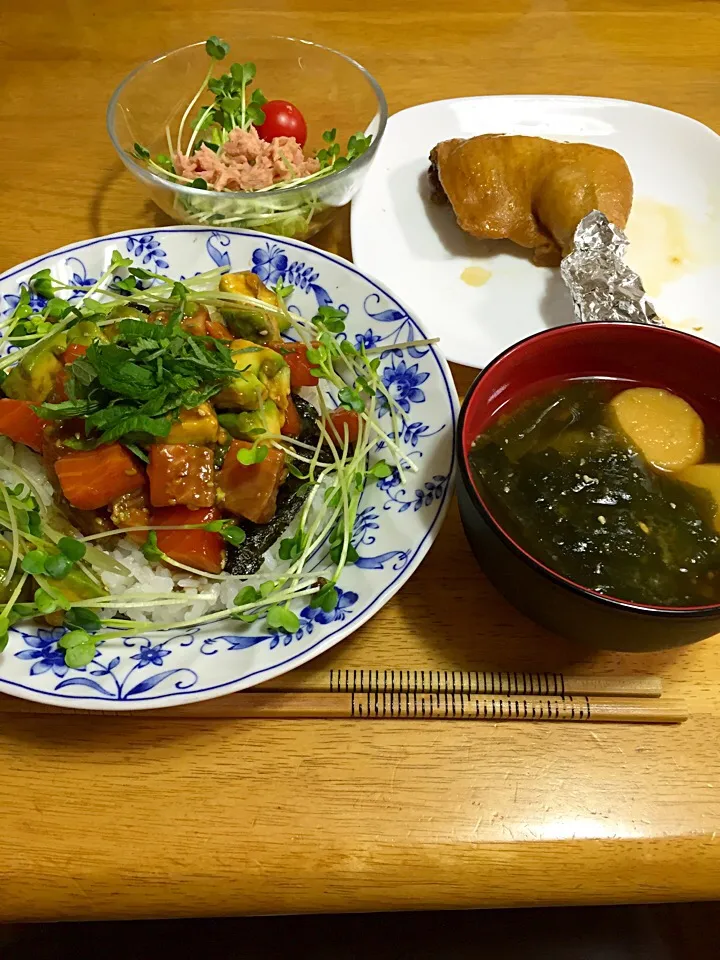 鶏のモモ肉照り煮、サーモンとアボカド丼、サラダ、お味噌汁|ゆうたんさん