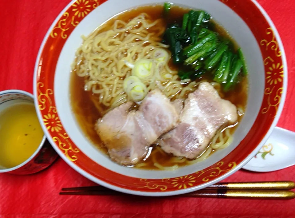 20141224昼食。自家製煮豚とほうれん草添えたラーメン、木柵烏龍茶。|Keiko Moritaさん