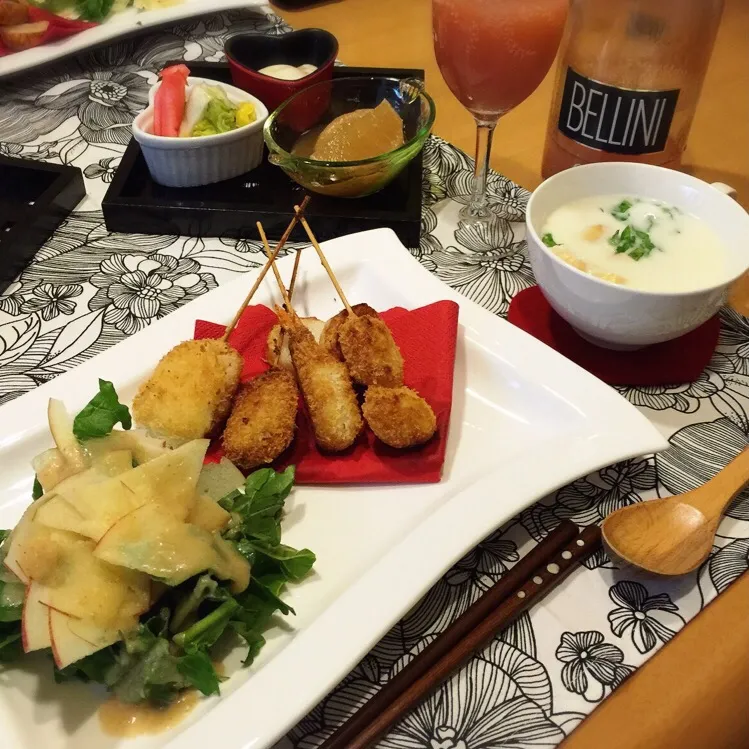 Snapdishの料理写真:おうちクリスマスディナー🎄ルッコラと林檎のサラダ、串揚げ、蟹のポテトスープ、前菜アラカルト、ベリーニ(白桃果肉入り果実酒)|mintさん