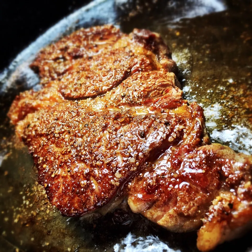 Chuck Eye Steak in a Finex Cast Iron Skilket.|The Culinary Fanaticさん