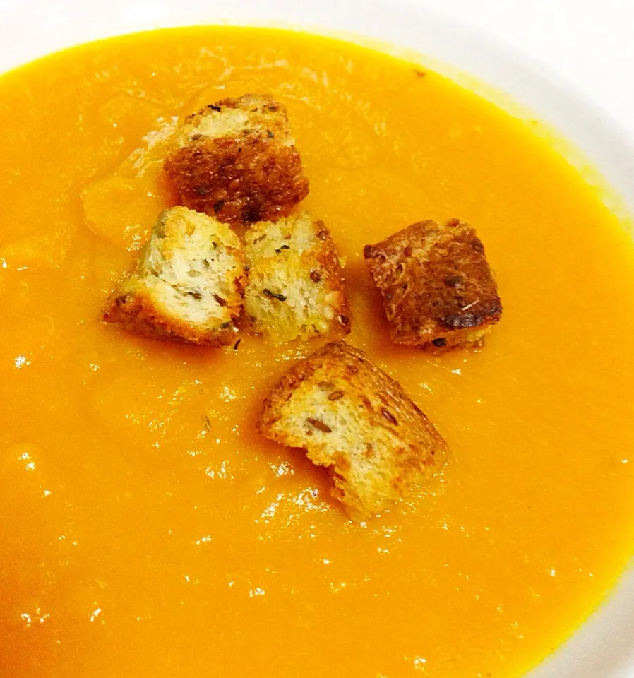 Christmas Feasting@Home. Curried pumpkin carrot soup with home made croutons|coxiella24さん