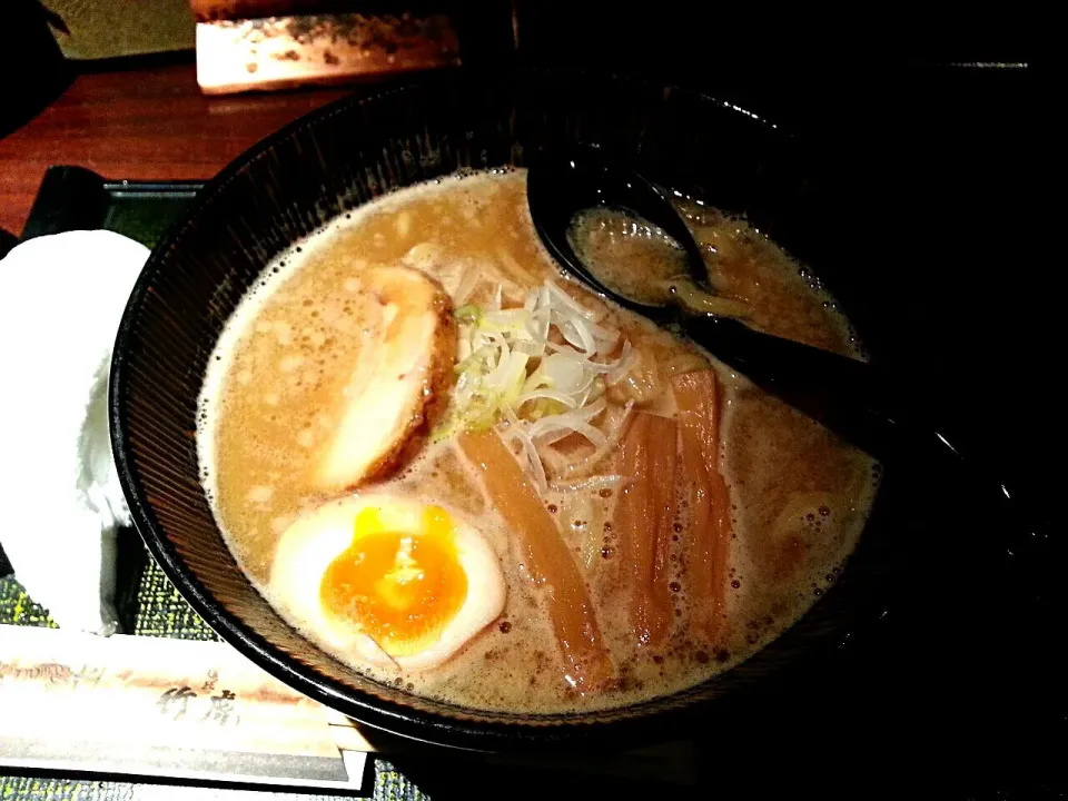 Snapdishの料理写真:本日の４件目。クリパの〆はやっぱりラーメン♪　定番の豚骨醤油|BUBUさん