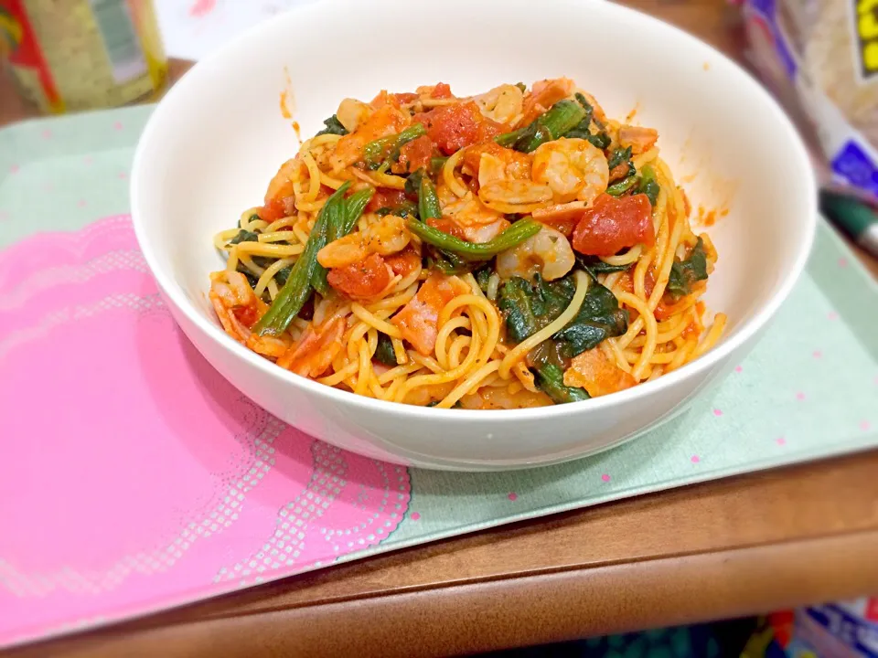 エビとほうれん草とベーコンのトマトソースパスタ|竹花友貴さん