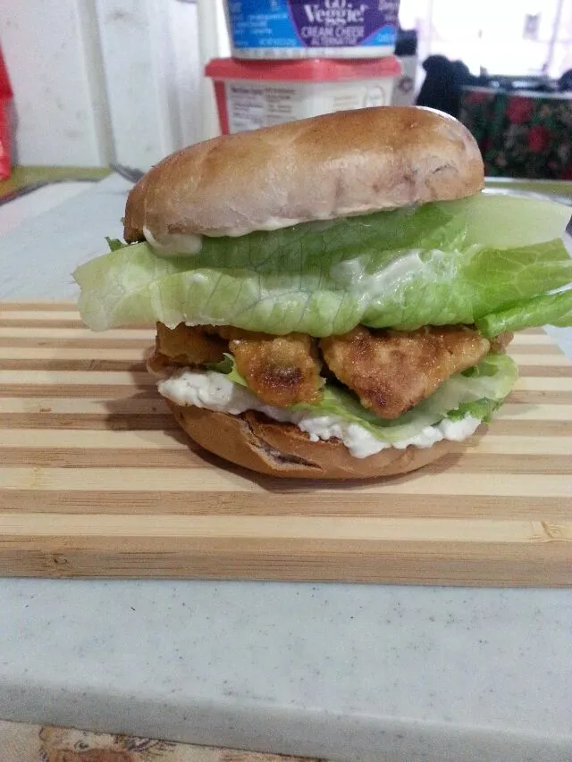 gardein mandarian chix tenders bb bagel with lettuce,  mayo,  And cream chz.|Polly Gelfusoさん