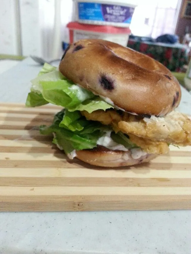 Snapdishの料理写真:gardein mandarian chix tenders bb bagel with lettuce,  mayo,  cream chz.|Polly Gelfusoさん