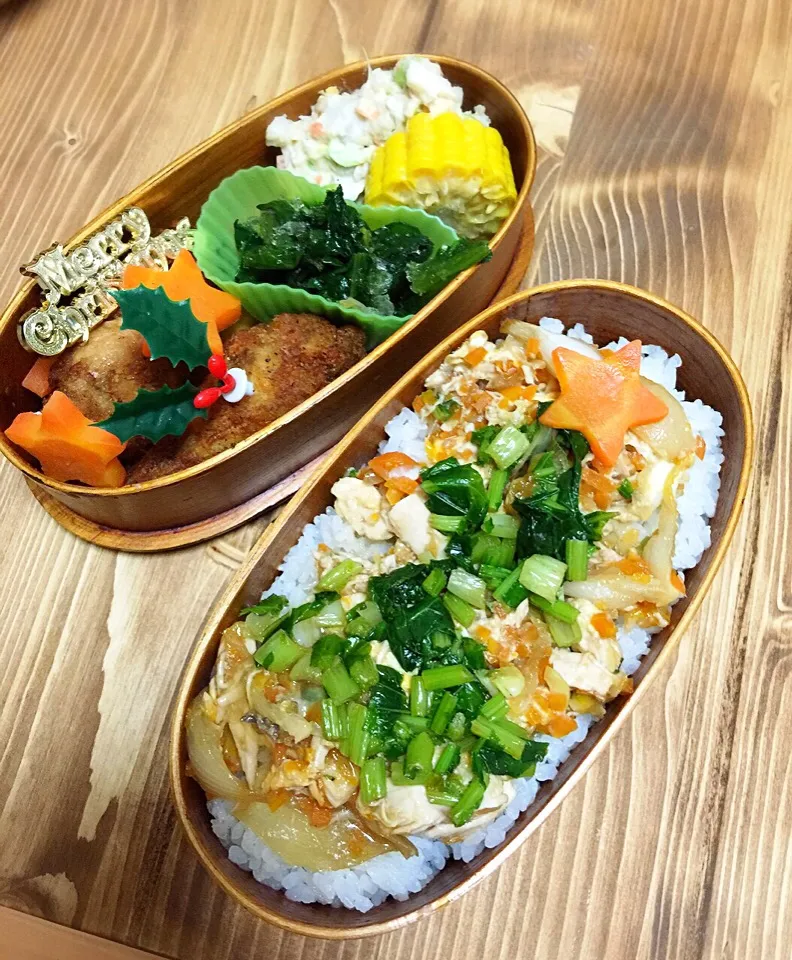 大根の葉でクリスマスツリー(ローストチキンリメイク親子丼)フライドチキン。ほうれん草のおひたし。トウモロコシ。里芋と卵のサラダ。キャベツの味噌汁。|Reina Reinaさん