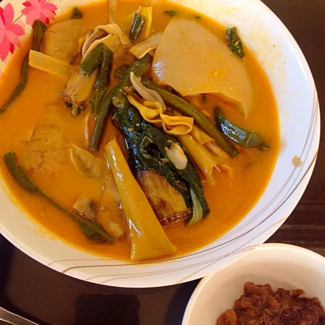 Kare-kare and Bagoong バナナの花、ナス、シータウ、肉というか脂肪の塊やモツをピーナツソースで煮込んだのがカレカレで、添えてあるのがオキアミの塩辛的バゴオン|Kenny Hiraiさん