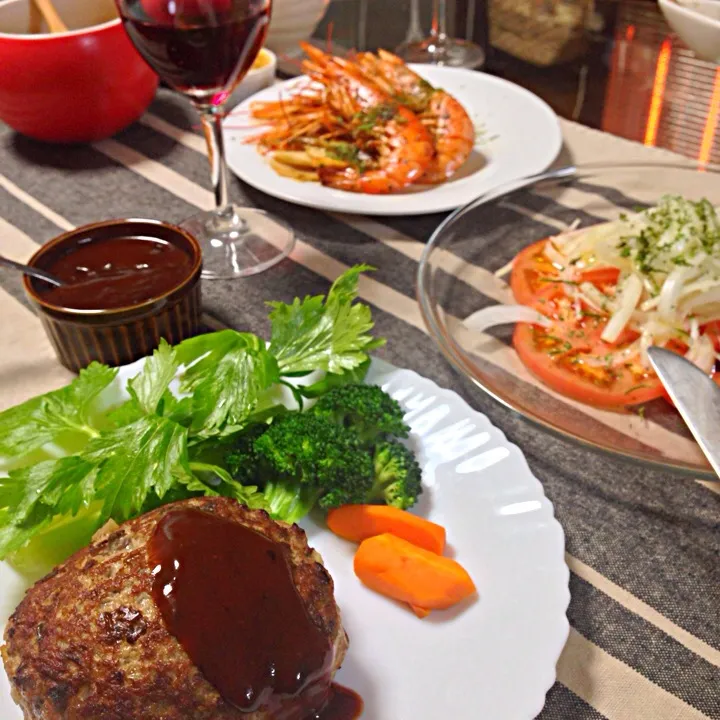 手こねハンバーグ、海老のアンチョビバターソテー、トマトとオニオンのサラダ|tel meさん