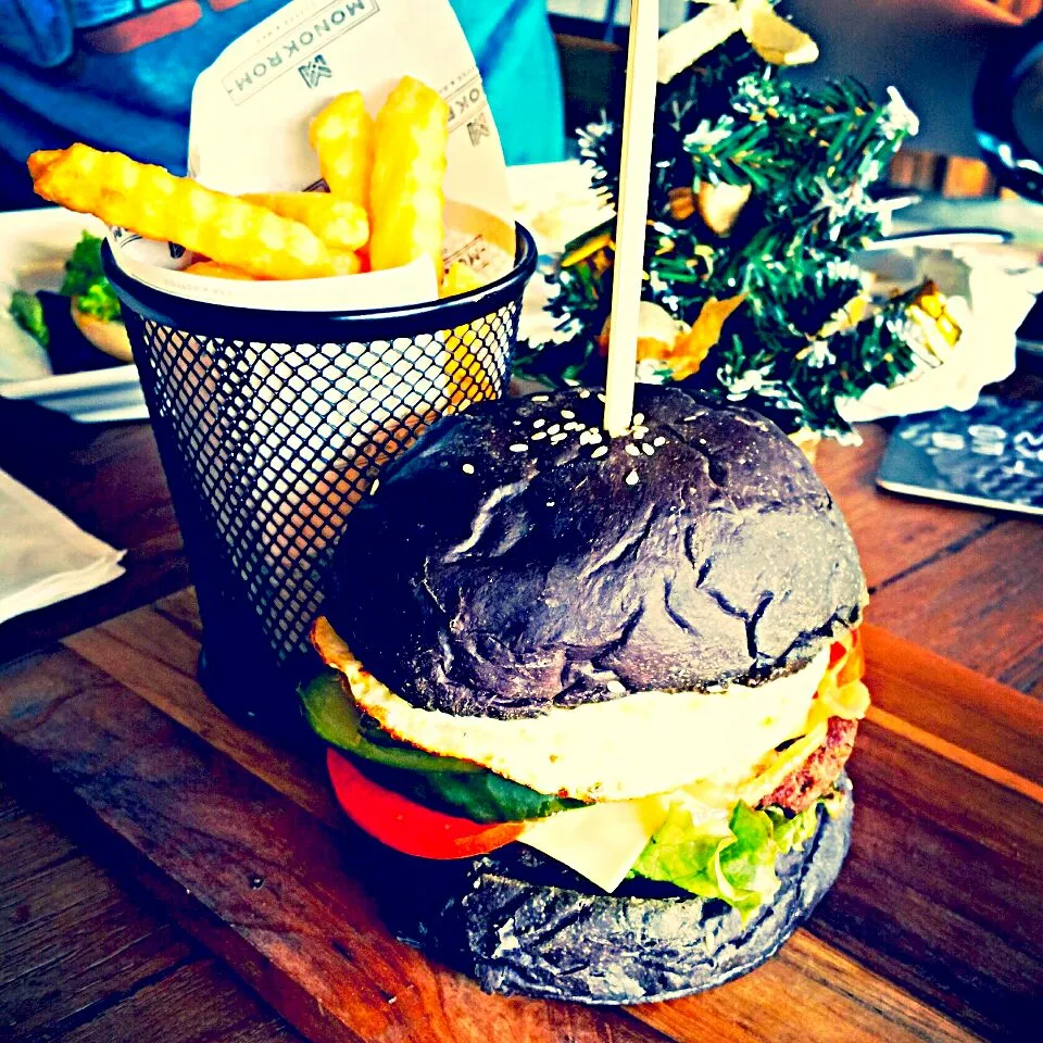 Snapdishの料理写真:Black Burger|Mdm Yvnさん