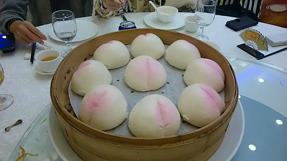 Snapdishの料理写真:birthday peach-shaped bun|Cancanさん