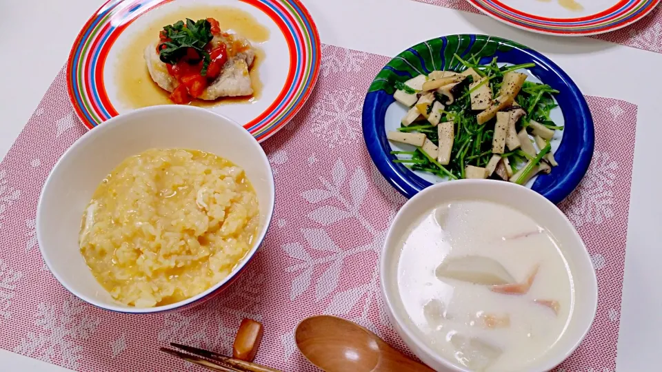 今日の夕食 かじきのソテー・トマトポン酢かけ、豆苗とエリンギの塩麹炒め、卵入りおかゆ、かぶの白だし豆乳スープ|pinknari🐰🌈さん