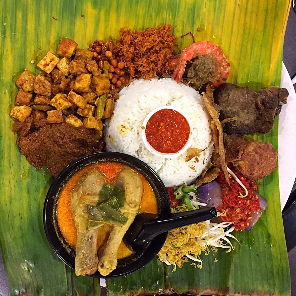 Snapdishの料理写真:Nasi ambeng|Ong Sor Fernさん