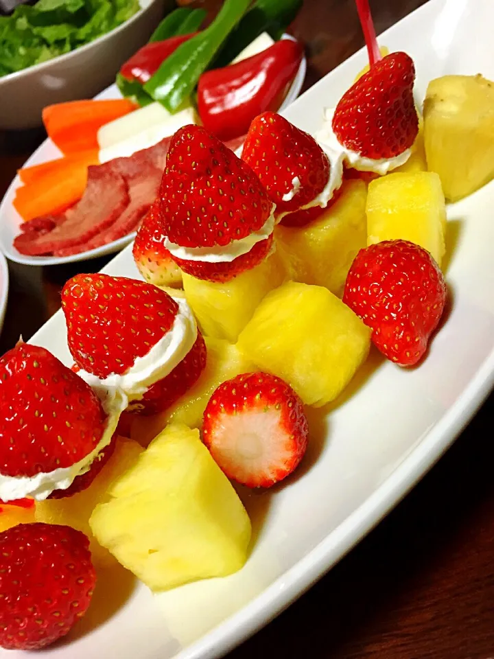 Snapdishの料理写真:Pineapple and strawberries|Laarni Nabongさん