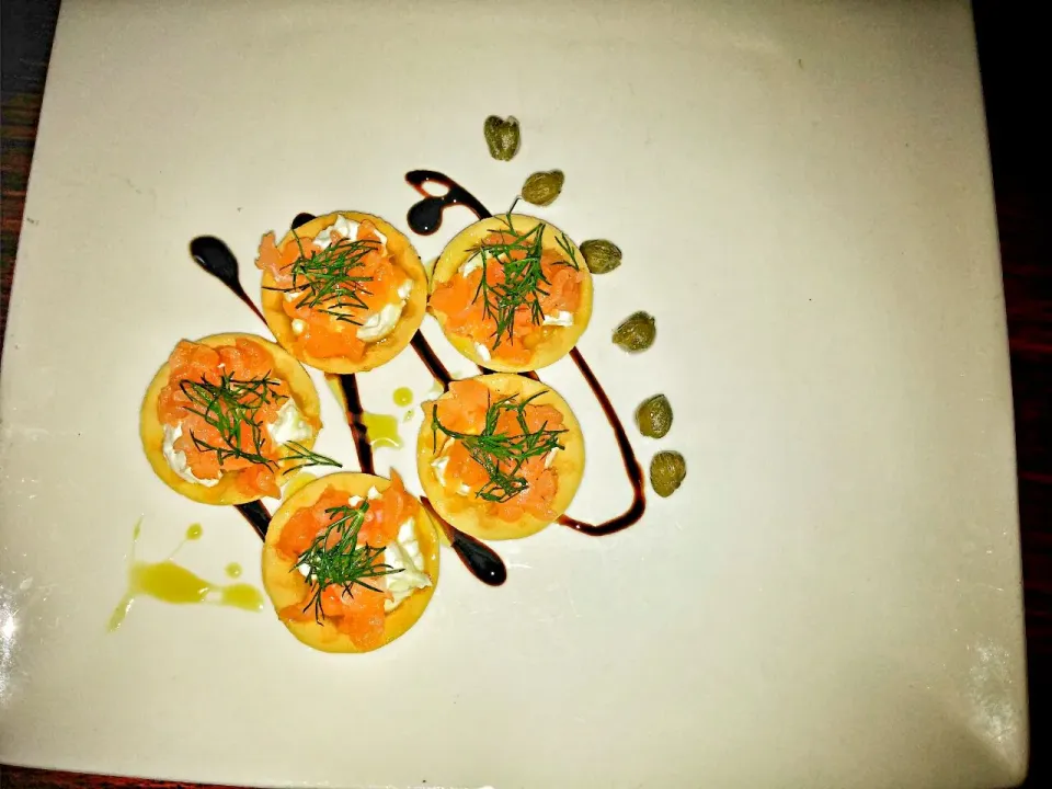 crisp muffins stuffed with horseradish and paste of white cheese, smoked salmon, sauce honey-mustard...|Matthew NLさん