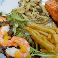 Pan grilled Norwegian Salmon with dill herbs accompanied by various Japanese Mushrooms and shrimp salad|William Leeさん