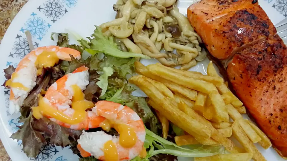 Pan grilled Norwegian Salmon with dill herbs accompanied by various Japanese Mushrooms and shrimp salad|William Leeさん