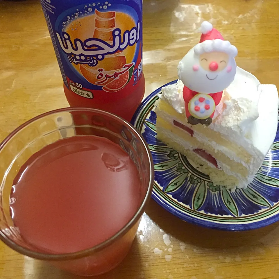 Snapdishの料理写真:ORANGINA ROUGE, ショートケーキ|maixx ใหม่さん