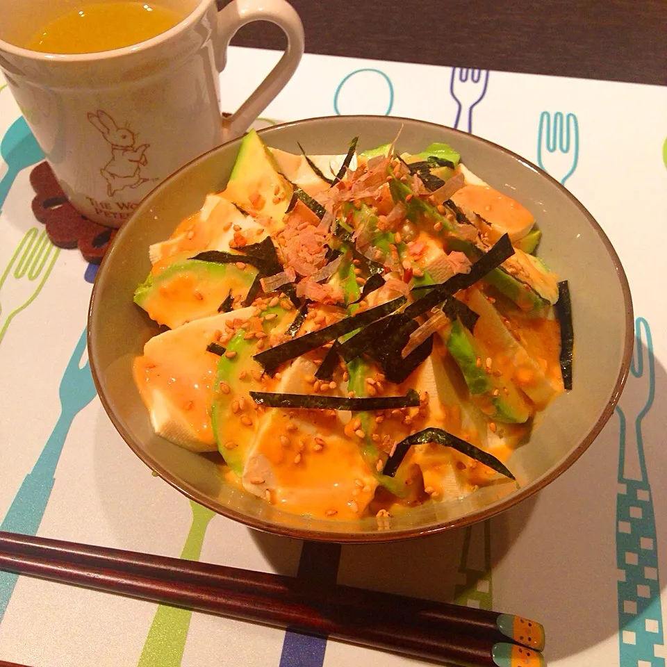 アボカドと豆腐の味噌マヨ丼|かぴこさん