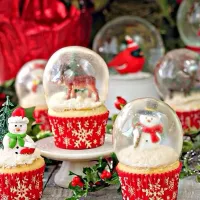 Snapdishの料理写真:Snow globe cupcakes🔮🎄🎅|desireeさん