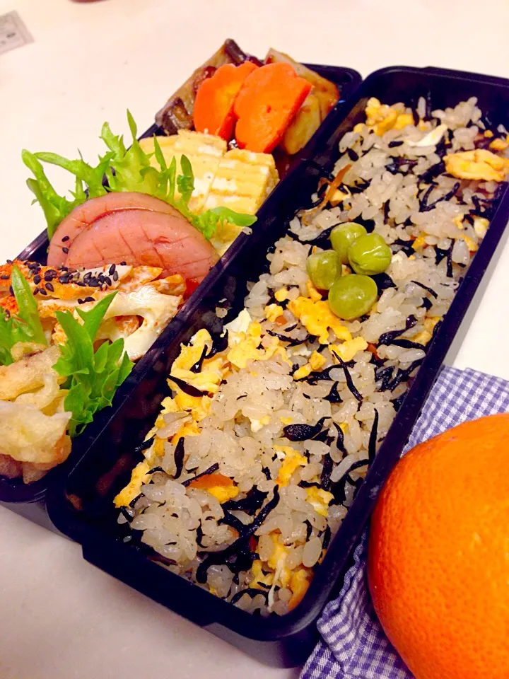 ひじき炒飯弁当*さきイカ天ぷら、竹輪のマヨ七味、野菜の田楽…が入ってます☀︎|いのちゃんさん