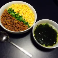 三色そぼろ丼&わかめスープ|くれあさん