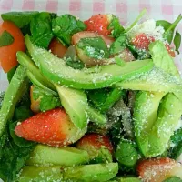 avocado strawberry spinach with tomatoes, sliced brown button mushrooms in balsamic amd parmesan cheese.|susan laiさん