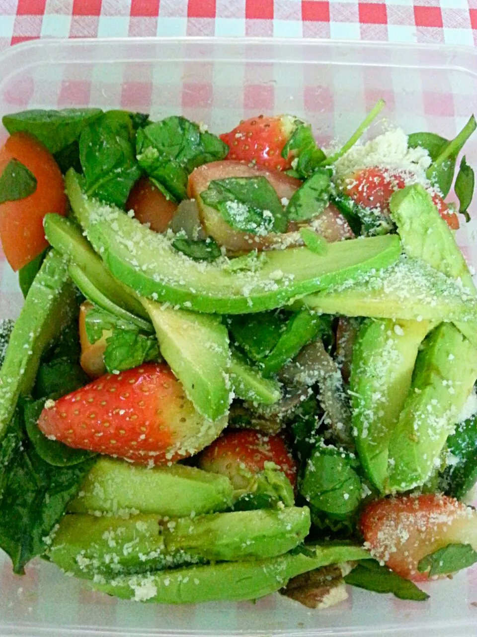 avocado strawberry spinach with tomatoes, sliced brown button mushrooms in balsamic amd parmesan cheese.|susan laiさん