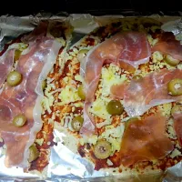 prosciutto pizza wrap, tomato sauce base, green olives, parmesan and mozzarelle|susan laiさん