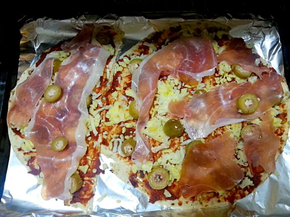 Snapdishの料理写真:prosciutto pizza wrap, tomato sauce base, green olives, parmesan and mozzarelle|susan laiさん