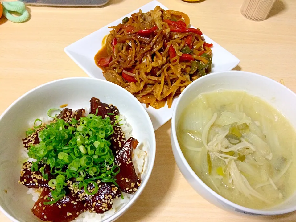 Snapdishの料理写真:マグロの漬け丼、お味噌汁、中華風辛味噌野菜炒め|りょうさん