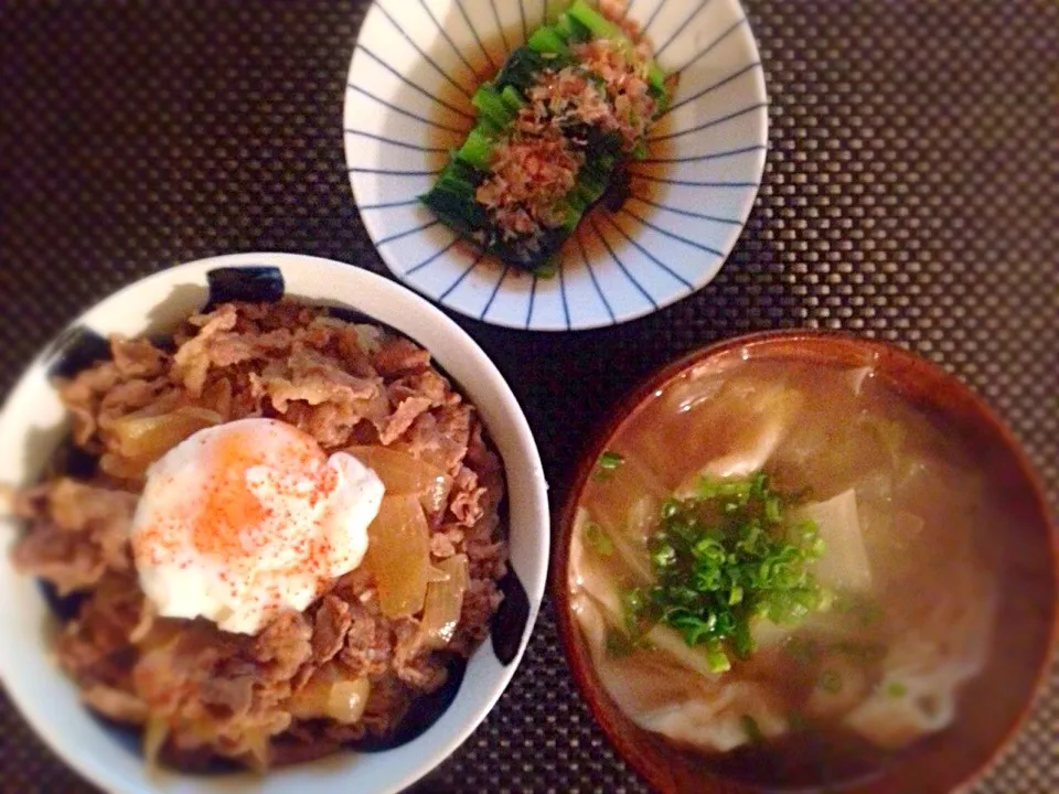 Snapdishの料理写真:牛丼、温玉のせ、小松菜のおひたし、ワンタンスープ|ayumiさん