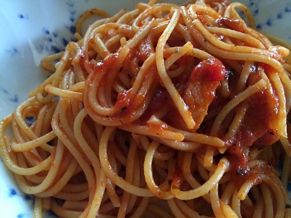 お昼ゴハン＊ベーコンとニンニクのトマトソースパスタ|Hazukiさん