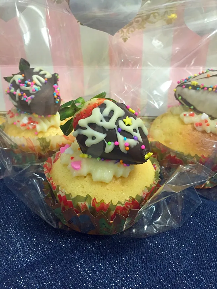 Chocolate covered strawberry vanilla cupcakes|Kumigarさん