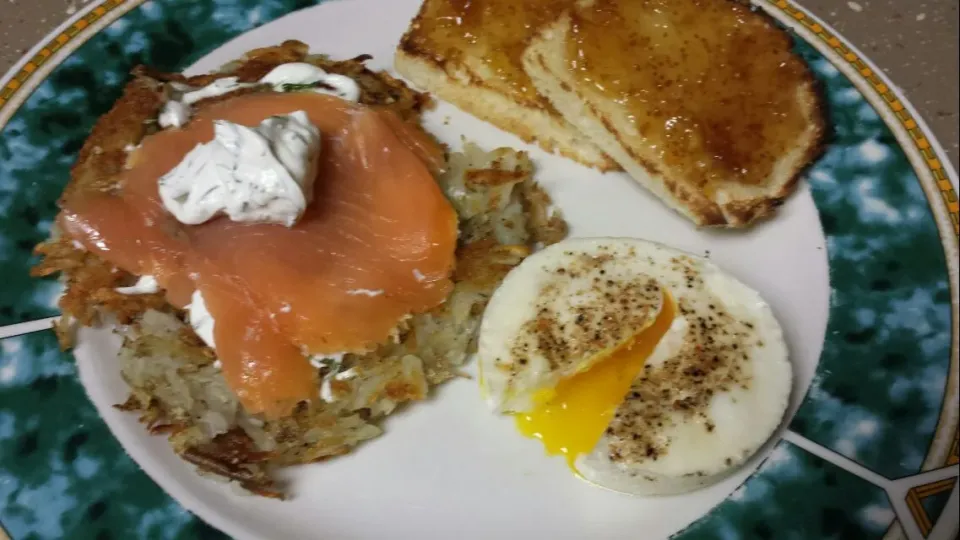 Brunch with hash browns with smoked salmon, poached eggs, & toast with fig jam.   #brunch #hashbrowns #smokedsalmon #poachedeggs #eggs #potatoes #toast #figs #j|Culinary Kissesさん