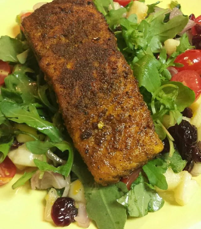 Moroccan-spiced salmon on a bed of greens with an orange muscat vinaigrette dressing|Culinary Kissesさん