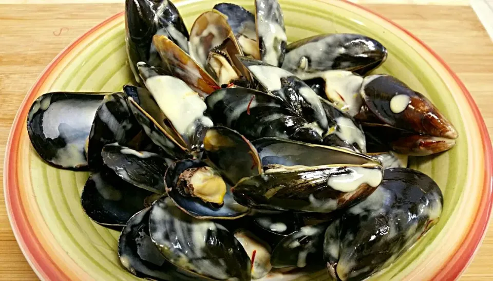 Steamed Mussels in a Saffron and Citrus Riesling Cream Sauce.|Robert Schneiderさん